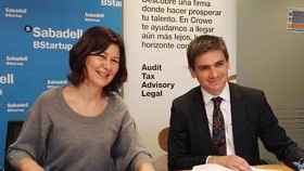 Yolanda Pérez, directora de BStartup y Luis Piacenza, socio de consultoría de Crowe Spain, en la firma del convenio / BANCO SABADELL