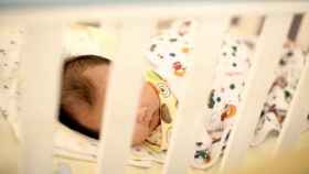 Imagen de un bebé recién nacido, cuyos padres podrán solicitar la devolución del IRPF de las prestaciones de maternidad y paternidad desde 2016 / EFE