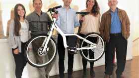 Exmiembros de Ecotècnia enseñan la nueva bicicleta eléctrica diseñada en Barcelona / TWITTER