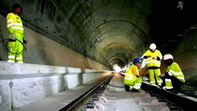 Trabajadores de Alstom en una imagen promocional de la compañía instalan el cableado eléctrico de una vía de tren / CG