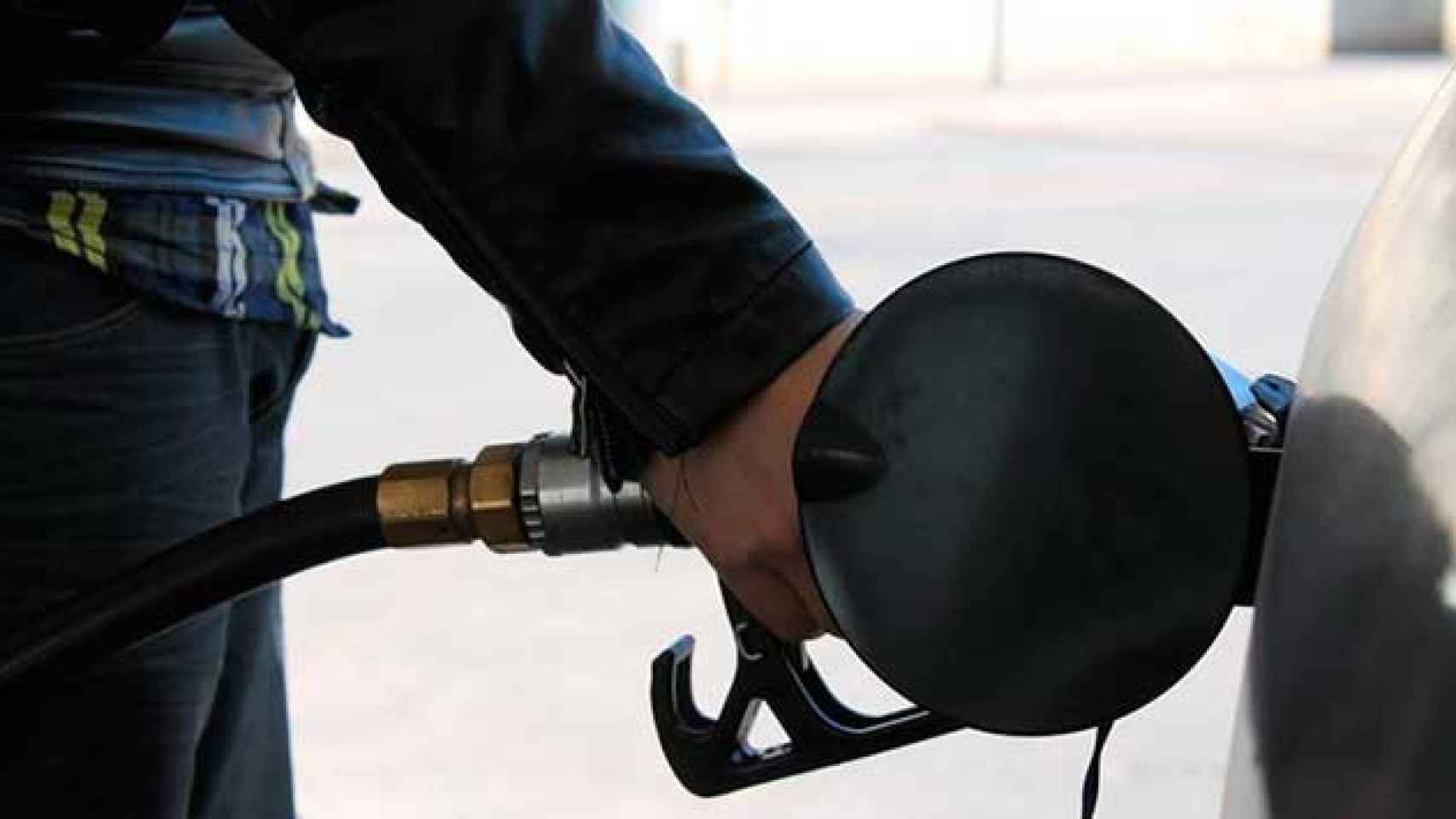Un usuario llena de carburante el depósito de su coche, con precios al alza  / Europa Press