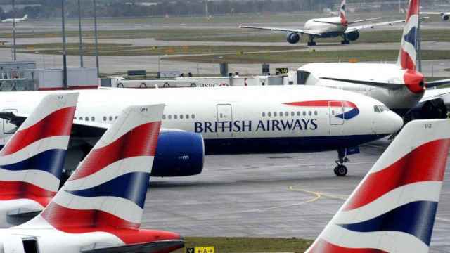 Varios aviones de la aerolínea British Airways, del grupo IAG, en un aeropuerto / EFE