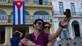Dos turistas se sacan una 'selfie' en Cuba / EFE