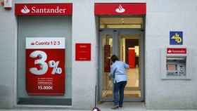 Un anuncio de la Cuenta 1|2|3 de Banco Santander en una oficina de la entidad / EFE
