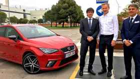 Carles Puigdemont, a su llegada a Seat junto al director de la fábrica, Steffan Reiche, y el presidente de la automovilística, Luca de Meo / CG