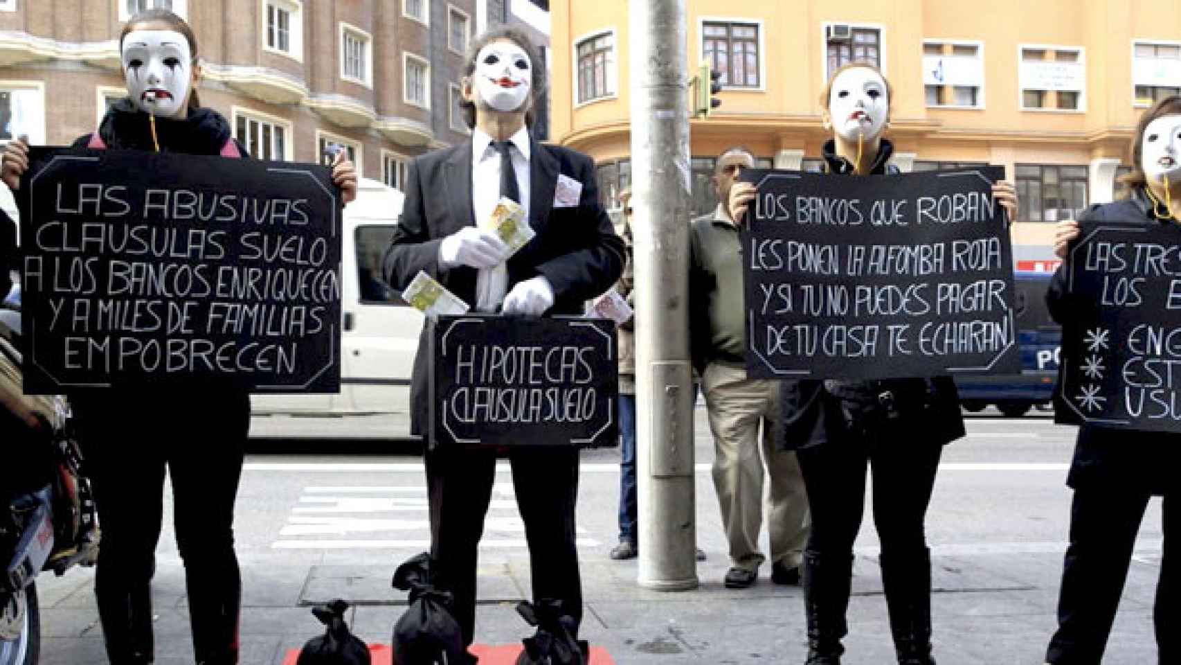 Imagen de archivo de los afectados por la claúsula suelo durante una protesta organizada por La Asociación de Usuarios de Bancos, Cajas y Seguros (Adicae) / EFE