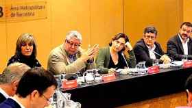Ada Colau (c), alcaldesa de Barcelona y presidenta del AMB, junto a Antonio Balmón (2i), alcalde de Cornellà del Llobregat y vicepresidente de la institución, en el pleno del Consejo Metropolitano de octubre / CG