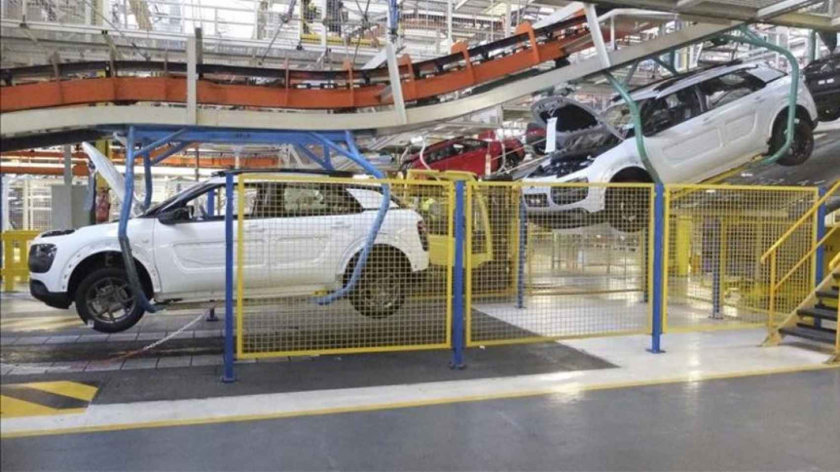 Cadena de montaje en la factoría de Peugeot de la Comunidad de Madrid, situada en Villaverde / C