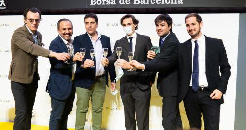 El equipo de SolarProfit, celebrando su salida a bolsa este martes en Barcelona / LUIS MIGUEL AÑÓN - CG