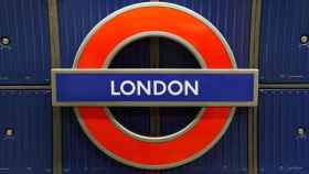 Símbolo de Londres basado en la estética de las paradas de Metro.