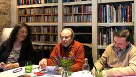 Marina Heredia, la editora; Arturo San Agustín, el autor; y Sergio Vila Sanjuán, el presentador de 'Pluma de buitre / CG