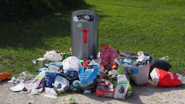 Una basura llena de residuos y alimentos Wesaveeat