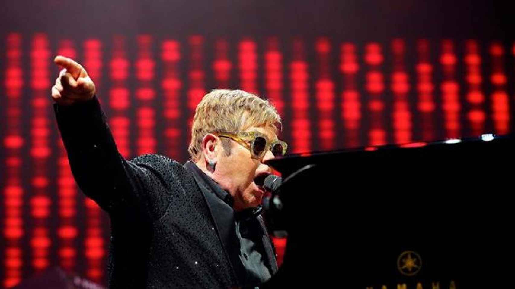 Elton John durante su actuación en el Palau Sant Jordi de Barcelona / EFE