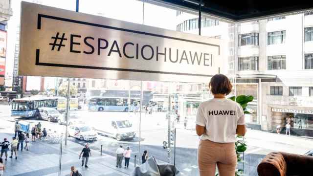 Empleada de una de las tiendas de Huawei en España / EP