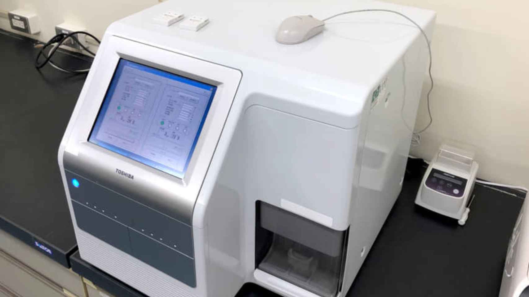 Esta máquina es capaz de detectar 13 tipos de cáncer una sola gota de sangre  / TOSHIBA