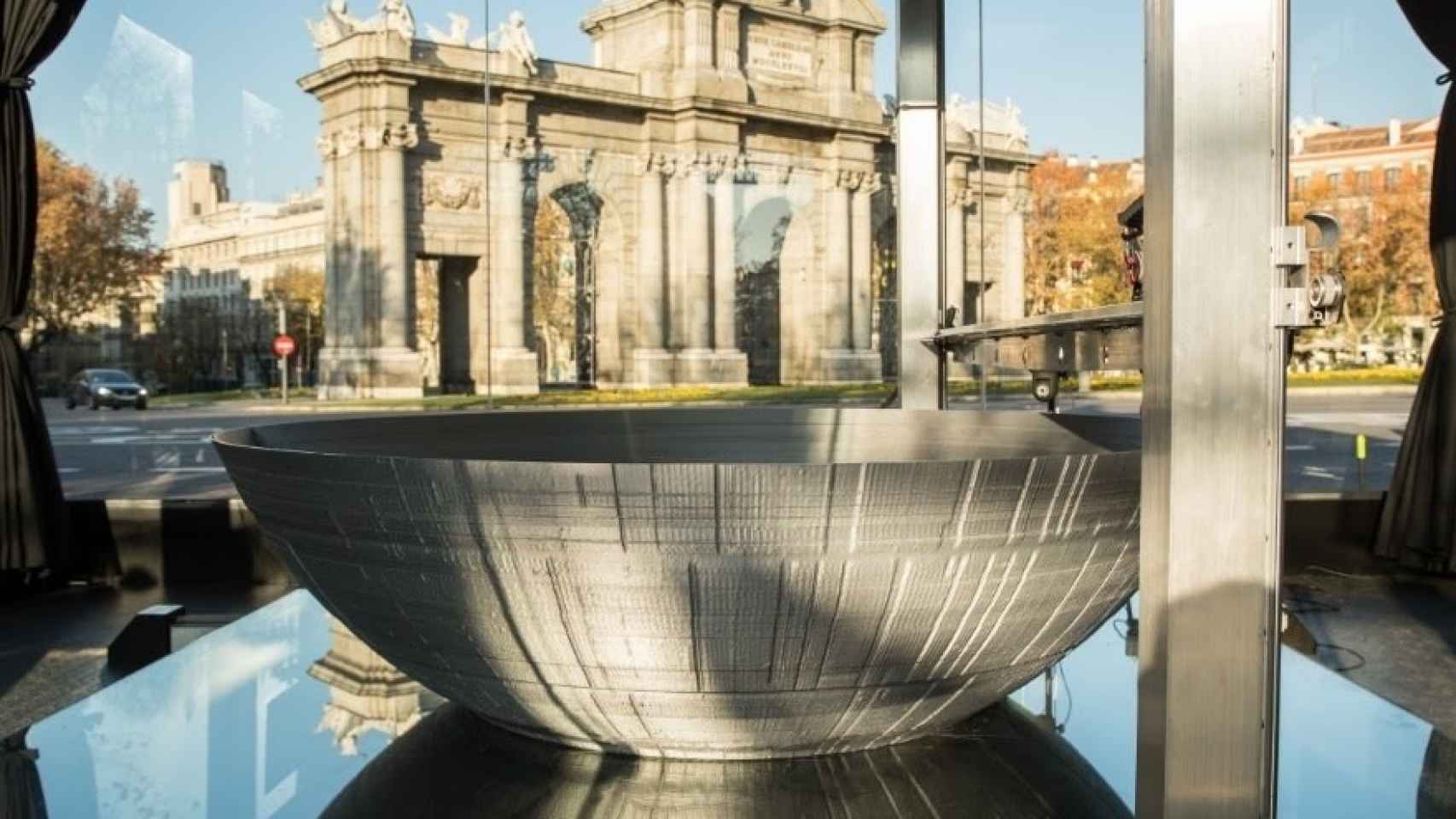 La 'Estrella de la Muerte' mientras es fabricada por la mayor impresora 3D del mundo delante de la Puerta de Alcalá / DISNEY