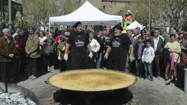 Preparación de la tortilla de patatas más grande del mundo / EFE