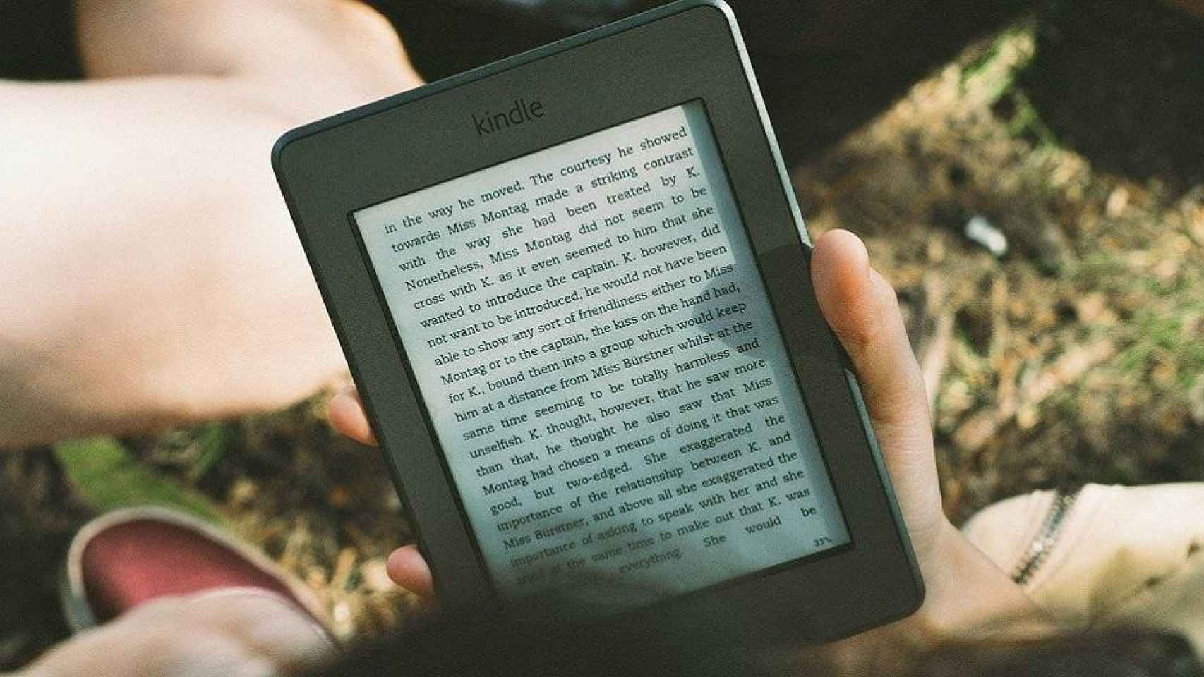 Chica leyendo en un Kindle, la plataforma que da visibilidad al Premio Literario de Amazon / Free-PhotosEN PIXABAY