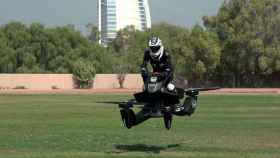 Un policía de Dubái entrenando con la moto voladora Hoverbike / HOVERSURF