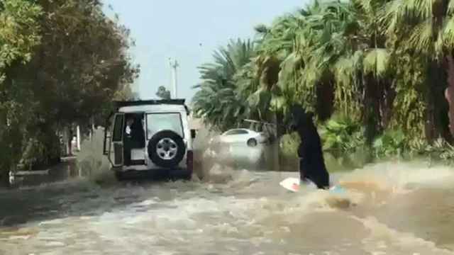 La mujer surfes las calles de Arabia Saudí en burka / Youtube
