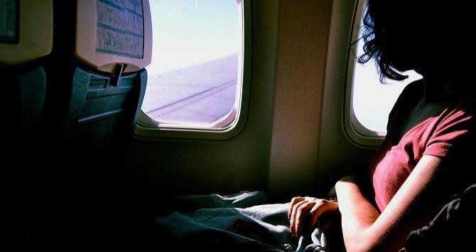 Chica en el asiento de la ventanilla de una avión / Free-Photos EN PIXABAY