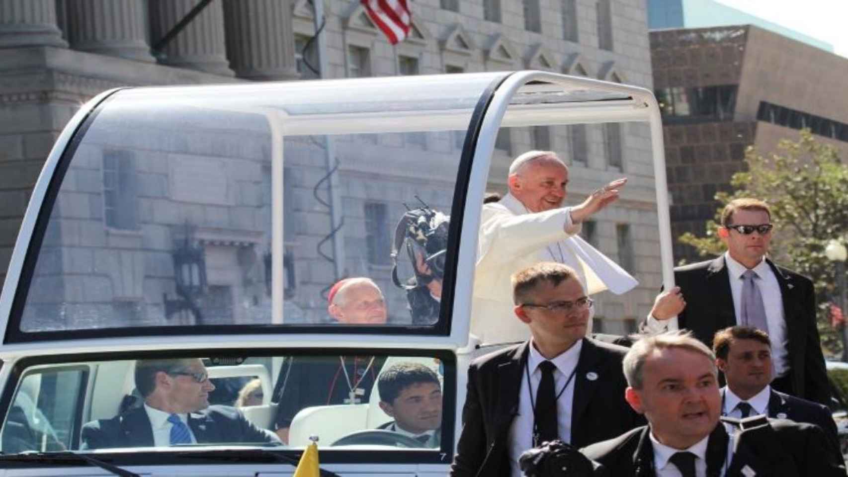 Imagen del Papa Francisco saludando a sus fieles / Mikdev en PIXABAY