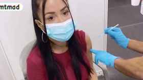 Aurah Ruiz se vacuna contra el covid / MTMAD