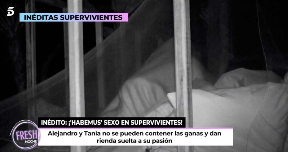Alejandro y Tania bajo las sábanas en 'Supervivientes' / MEDIASET