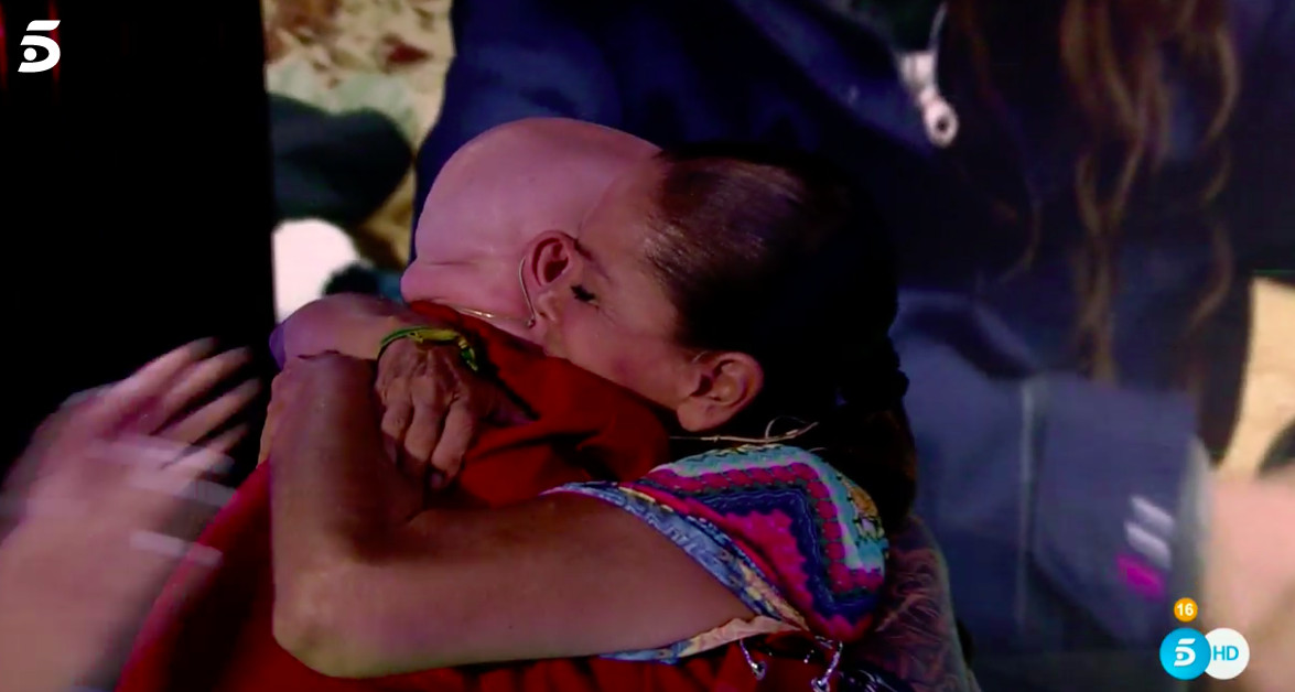 Isabel Pantoja se abraza a su hijo Kiko Rivera a su llegada a Telecinco / MEDIASET