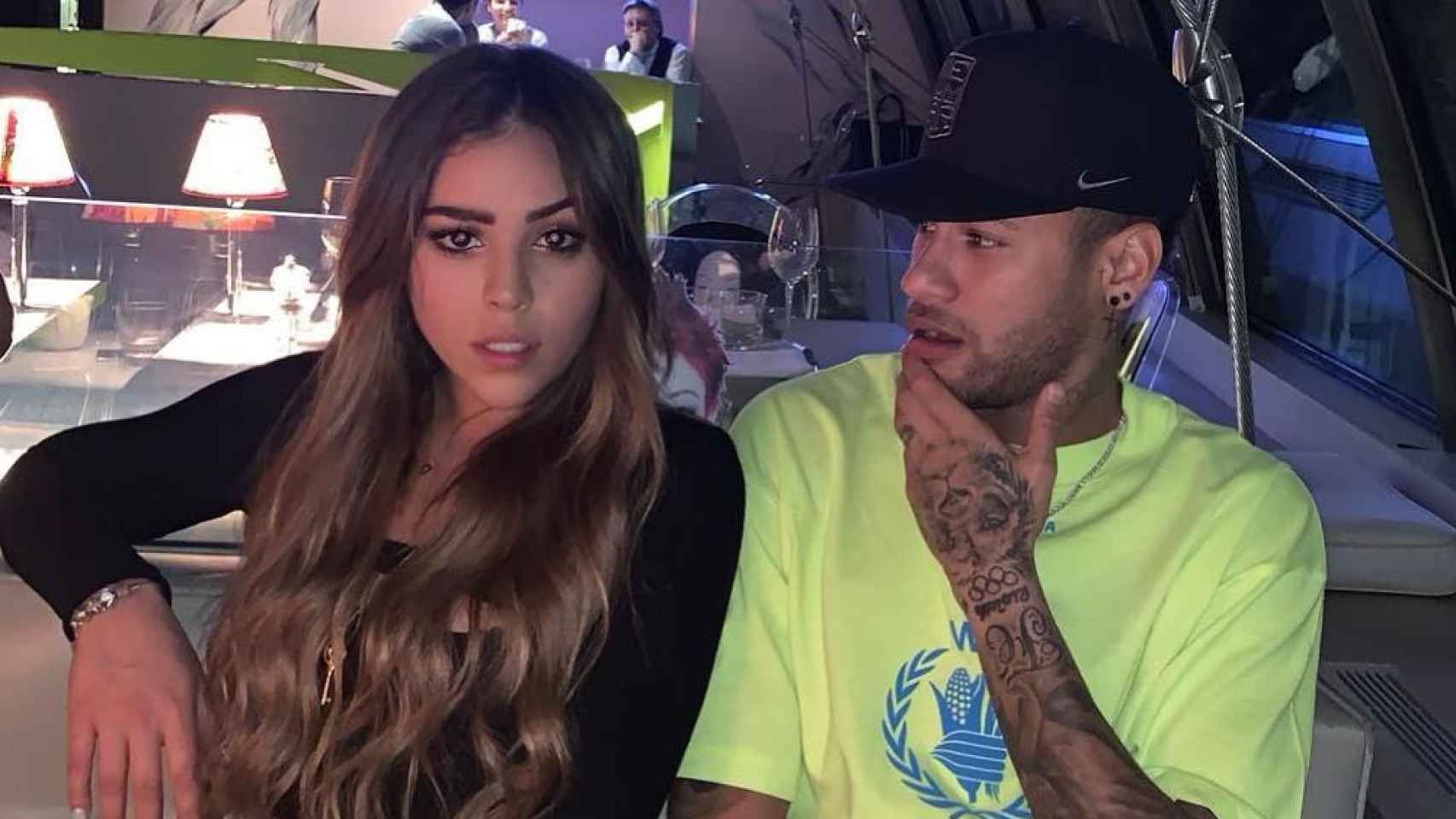 Neymar y Danna Paola cenando en un restaurante / INSTAGRAM