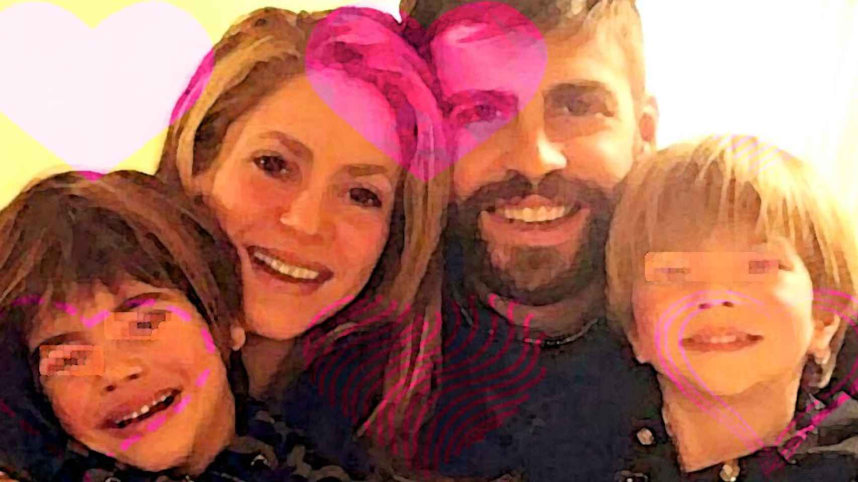 Piqué y Shakira con sus hijos, Milan y Sasha / FOTOMONTAJE DE CULEMANÍA