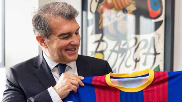 Laporta sonríe junto a una equipación del Barça / FCB