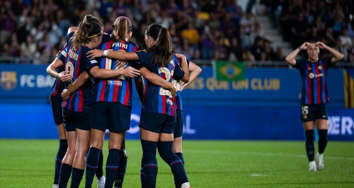 El abrazo de las jugadoras del Barça Femenino en el debut triunfal en Champions / FCB