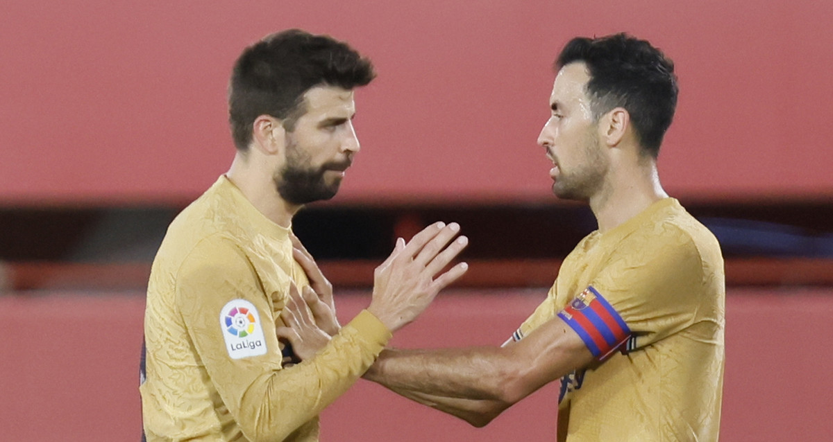 Busquets, tranquilizando a Piqué, durante el altercado con el árbitro en el Mallorca-Barça / EFE