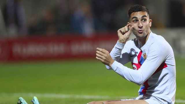 Ferran Torres, tras fallar una ocasión de gol, en la victoria del Barça contra el Viktoria Plzen / EFE