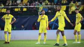 Los jugadores del Villarreal, cabizbajos, tras un gol del Liverpool / EFE