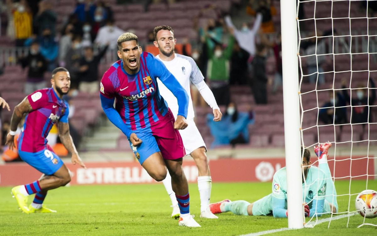 Araujo celebrando su gol contra el Granada / FC Barcelona