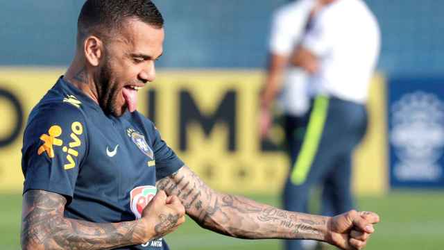 Dani Alves en un entrenamiento con Brasil / EFE