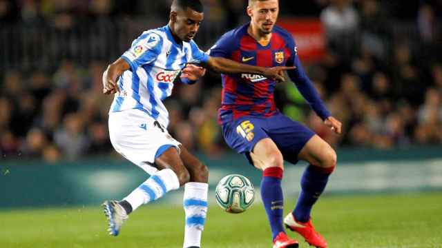 Lenglet con Alexander Isak en un partido de Liga / EFE