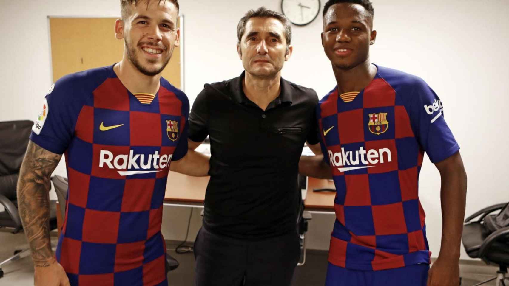 Una foto de Ernesto Valverde junto a Carles Pérez y Ansu Fati / FCB