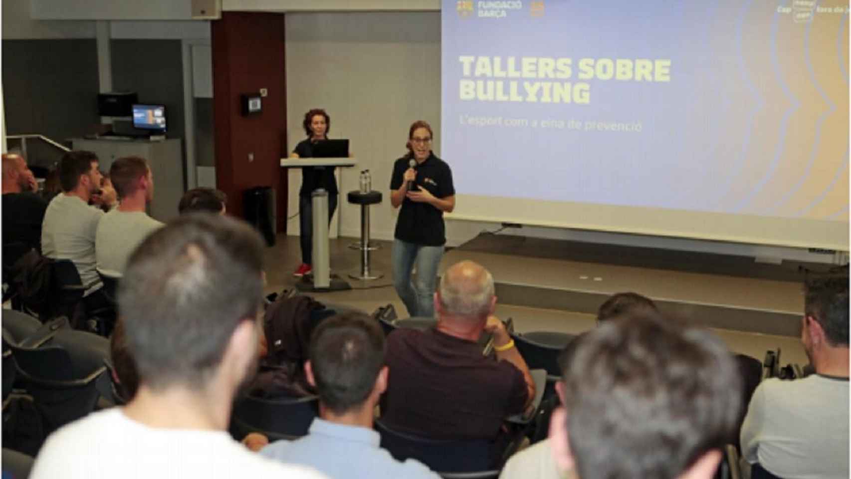 Sesión formativa a los técnicos de La Masia sobre la prevención del bullying / FCB