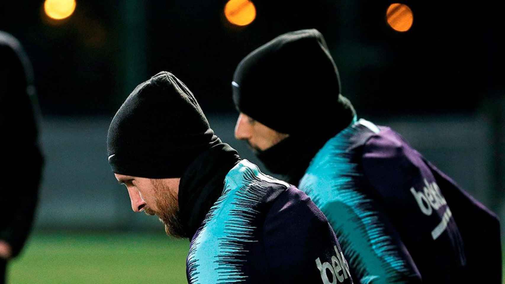 Leo Messi, abrigado para entrenarse / EFE