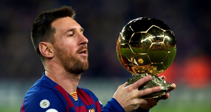Leo Messi ofreciendo el Balón de Oro a la afición / EFE