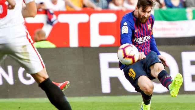 Leo Messi dispara con la fuerza de Obélix / EFE