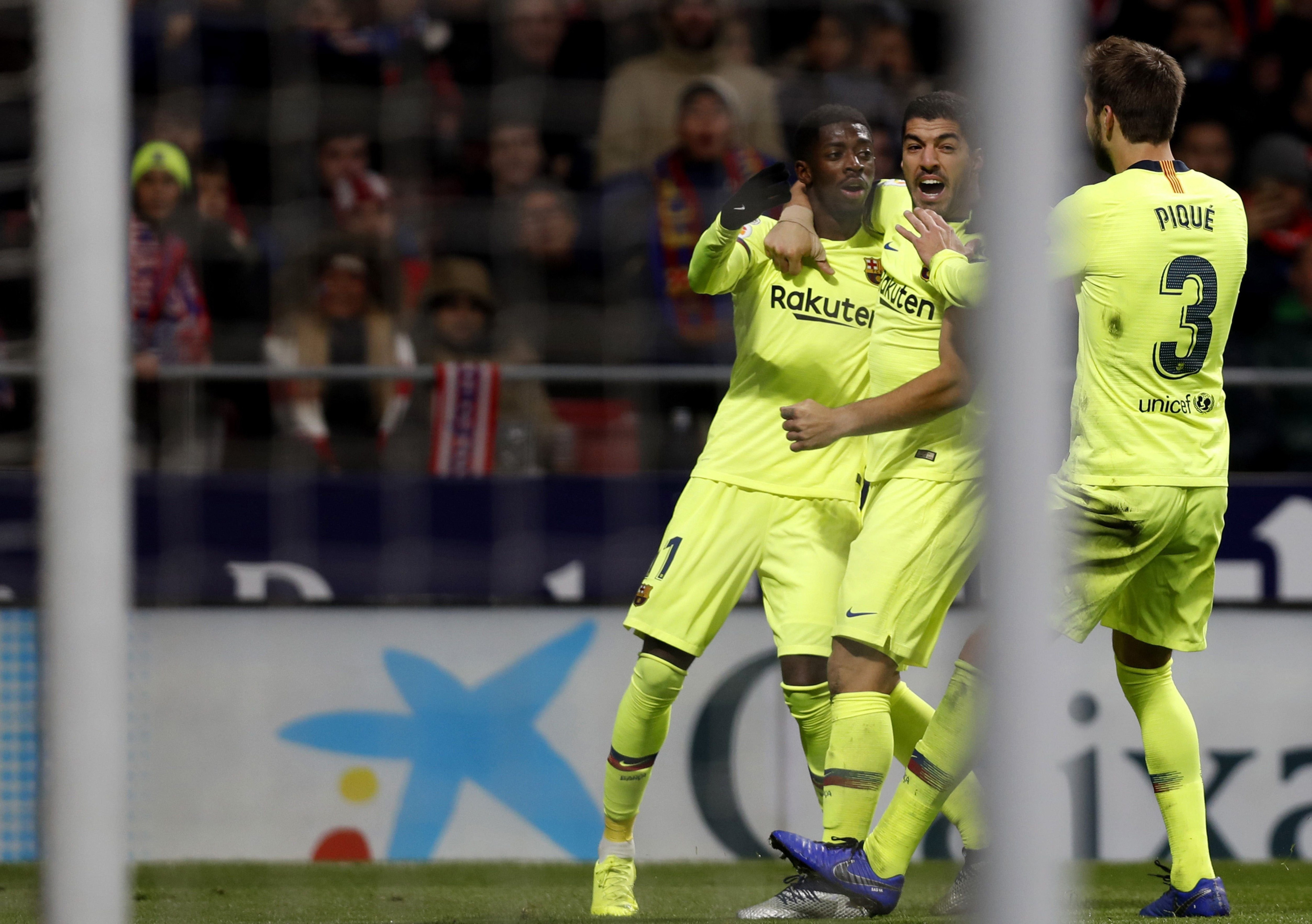 Dembelé celebra con sus compañeros el gol frente al Atlético / EFE