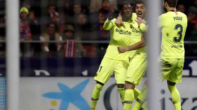 Dembelé celebra con sus compañeros el gol frente al Atlético / EFE