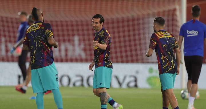 Messi se divierte con Arturo Vidal y Jordi Alba en el calentamiento de Mallorca / EFE