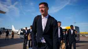 Robert Lewandowski, de traje en un desplazamiento del Barça con la nueva marca de moda en el club / FCB