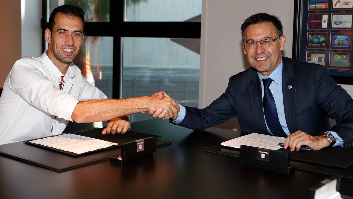 Sergio Busquets firman su renovación con el barça junto al presidente Josep María Bartomeu / FCB
