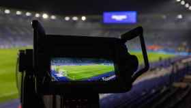 Una cámara de televisión en partido de Liga para DAZN, competencia de Movistar Plus / Redes